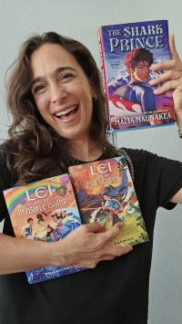 Malia Maunakea holding her books