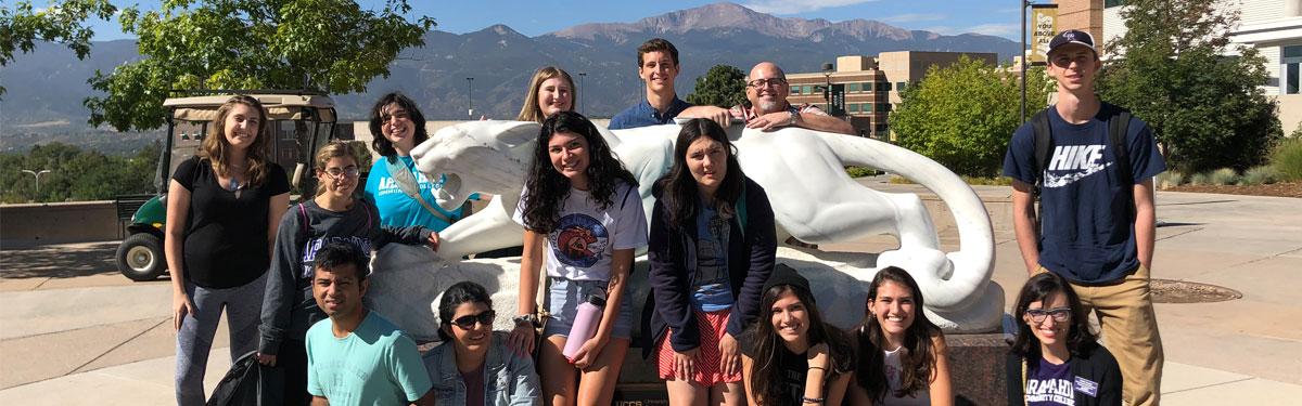 ACC students visiting transfer colleges stop to pose for a picture.