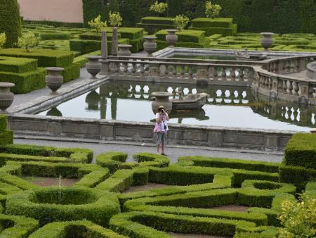 Photography student in a garden - Italy 2014