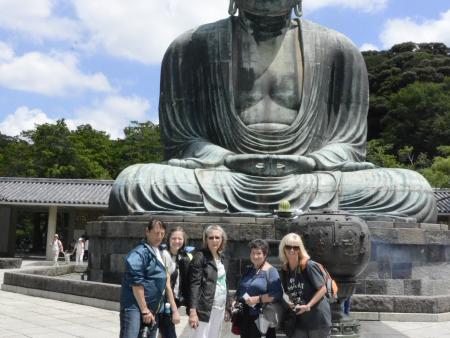 Students on tour in front of a Budda - Japan 2018