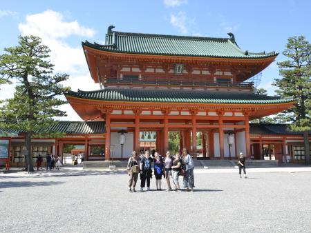 Students on tour in front of a temple - Japan 2018