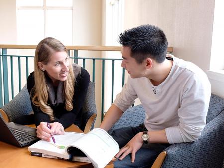 An ACC business faculty member mentoring a student.