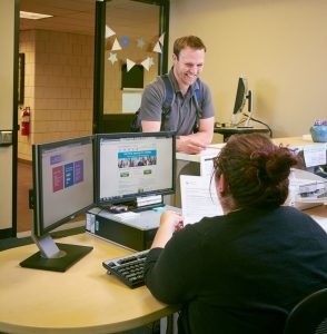 Student getting assistance from ACC's Financial Aid office